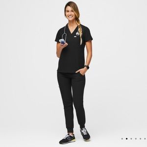 FIGS - WOMENS SCRUB TOP - BLACK